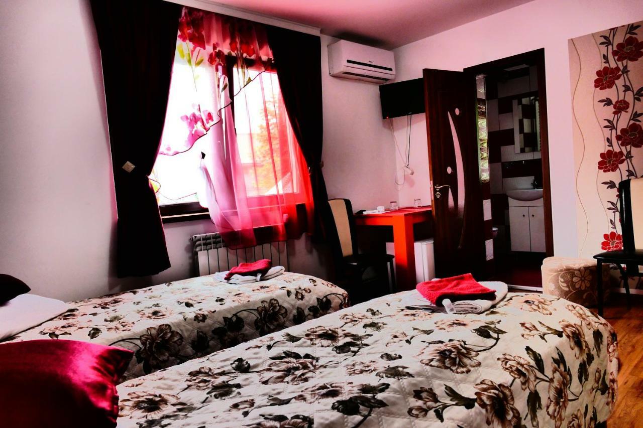 Pensiunea Roua Florilor Hotel อานีนา ภายนอก รูปภาพ