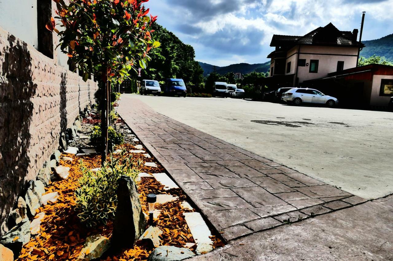 Pensiunea Roua Florilor Hotel อานีนา ภายนอก รูปภาพ