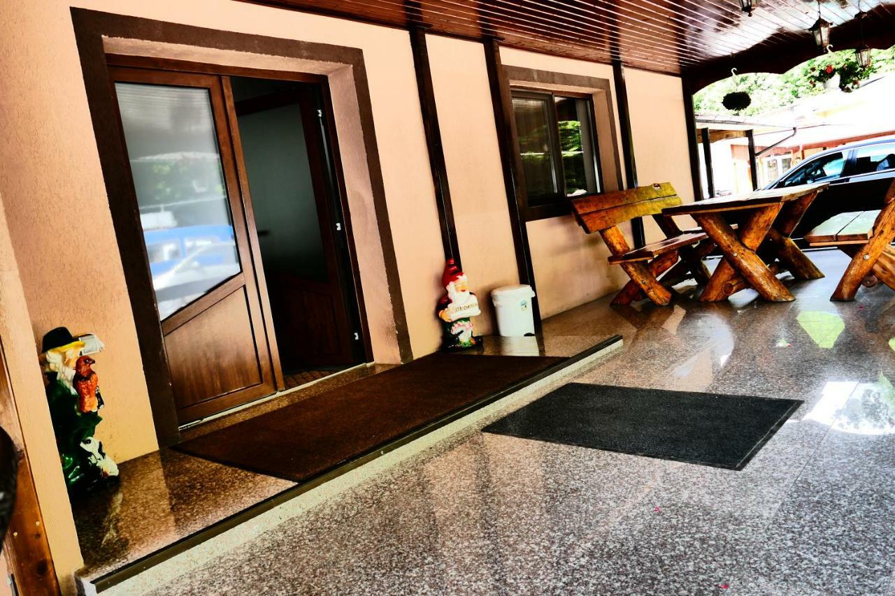 Pensiunea Roua Florilor Hotel อานีนา ภายนอก รูปภาพ